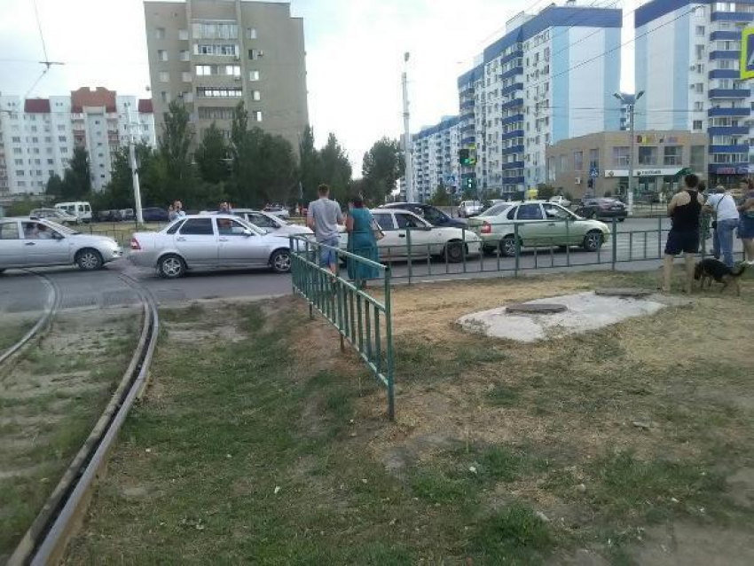 Три машины столкнулись перед перекрестком в Волжском