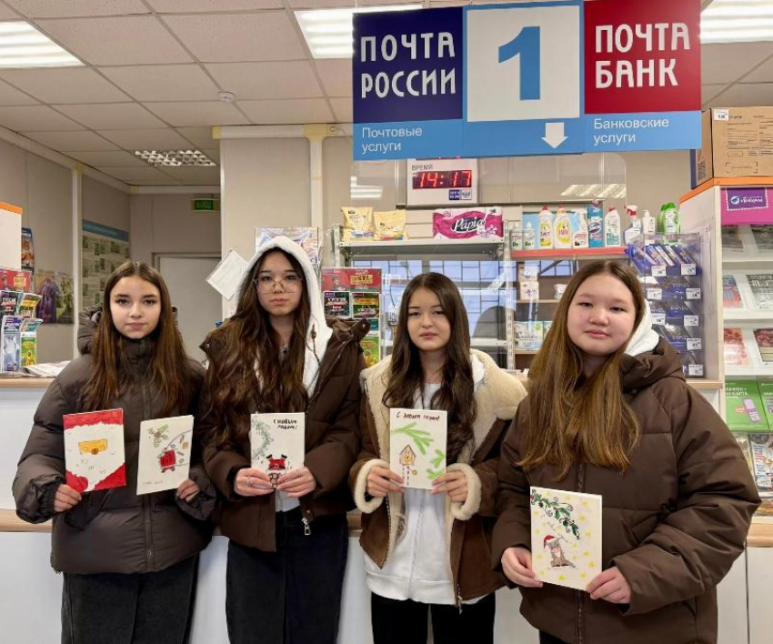 Школьники из Волжского отправили новогодние открытки пожилым людям