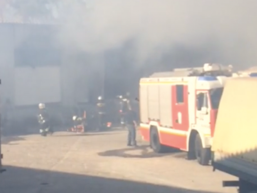 Хозяйственные товары на складе вспыхнули в Волжском