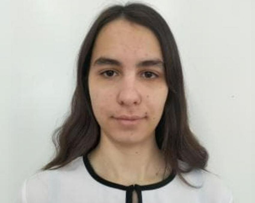 В Волжском 15-летняя художница Оля осталась без семьи: в поисках приемных родителей 