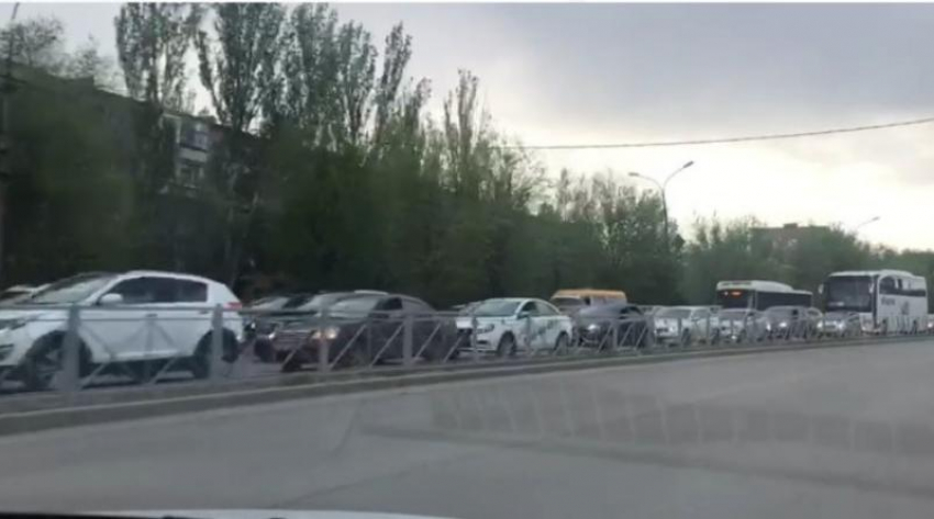 Волжский сковали километровые пробки в час пик: видео