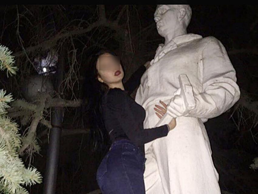Сексуальная девушка для эффектного снимка залезла на памятник Первостроителя в Волжском