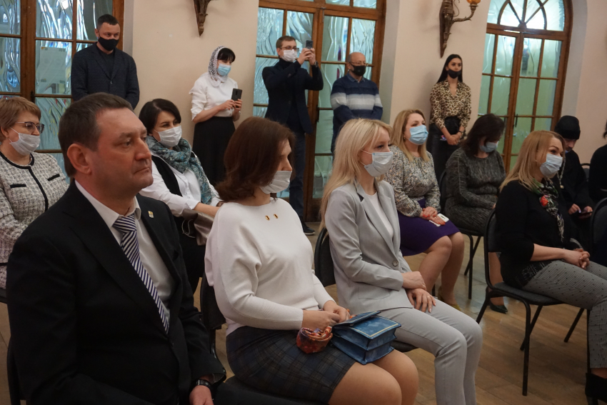 В Волжском состоялась церемония награждения медиков за вклад в борьбу с COVID-19