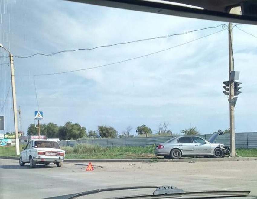 В Волжском на перекрёстке столкнулись ВАЗ и иномарка