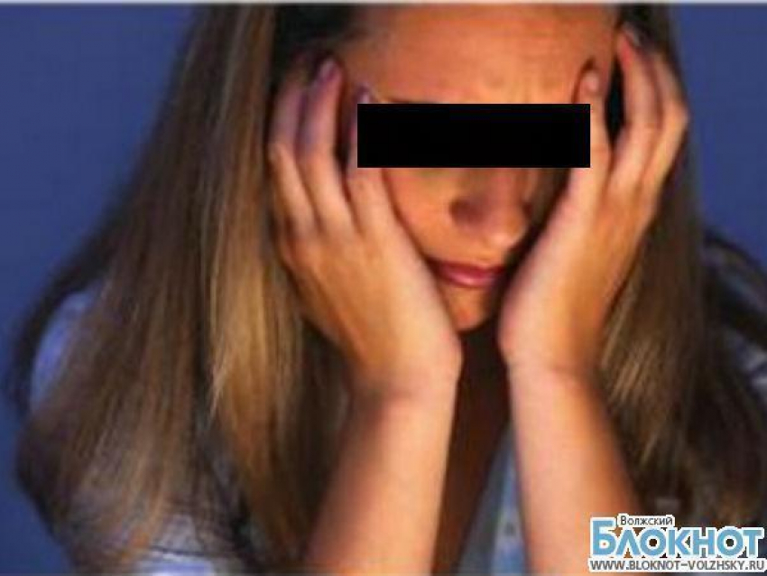В Волгоградской области 15-летнюю школьницу изнасиловали по просьбе подруги