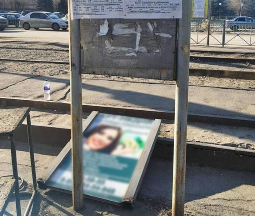 Волжане отстояли чистоту остановок: незаконная реклама у «Шинного завода» демонтирована