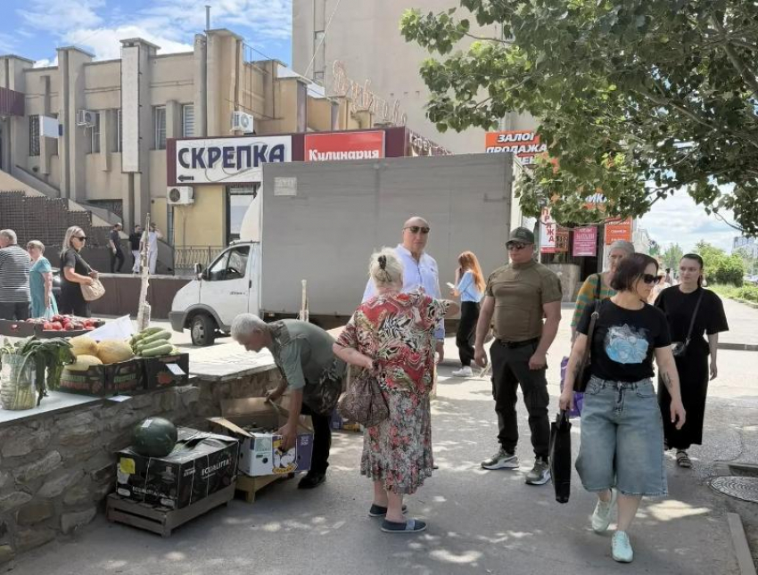 В Волжском разгоняют стихийные рынки у жилых домов