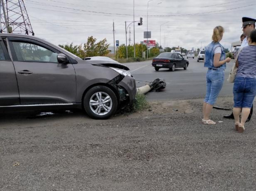 Волжане попали в ДТП со столбом