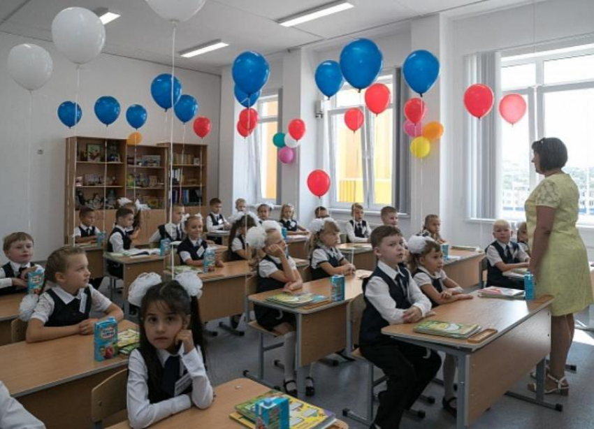 Привитые от COVID-19 педагоги смогут проводить уроки без масок в Волгоградской области