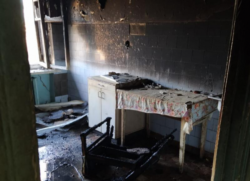 В Волжском пожар уничтожил кухню на 5 этаже общежития