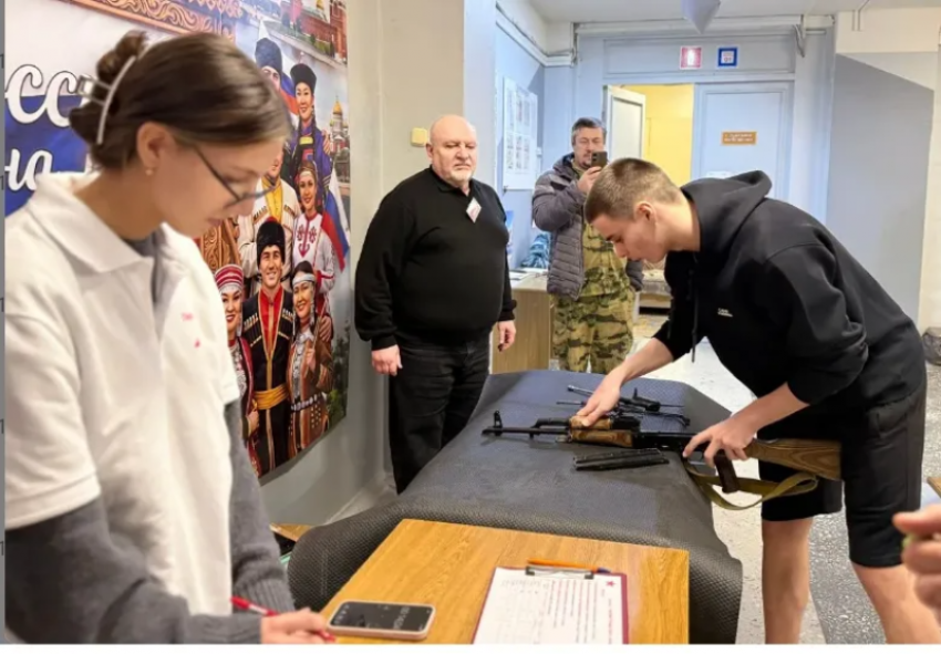 В Волжском старшеклассники испытали себя на силу, знания и выносливость