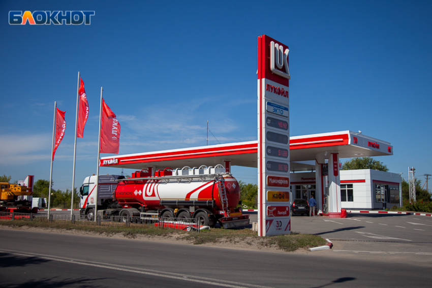 Дороже на 7 рублей за литр: в Волжском сильно взлетели цены на бензин