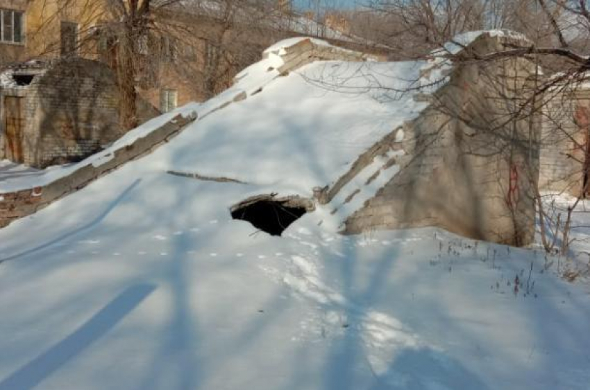 Опасность подстерегает детей на крыше бомбоубежища в Волжском