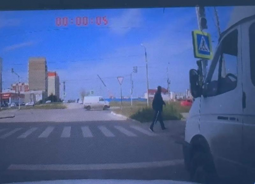 Маршрутка проскочила на красный в Волжском: опасный маневр попал на видео