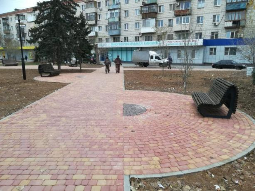Оригинальные скамейки установили в обновленном сквере Волжского