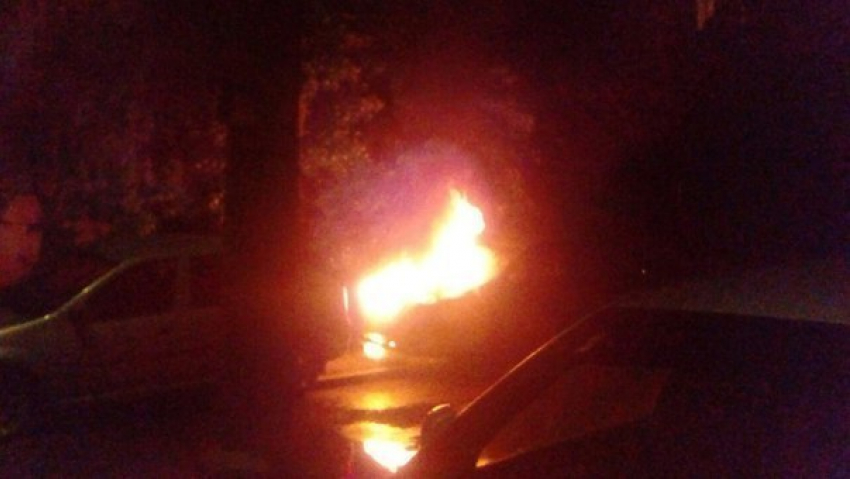 В Волжском поздно вечером горел автомобиль