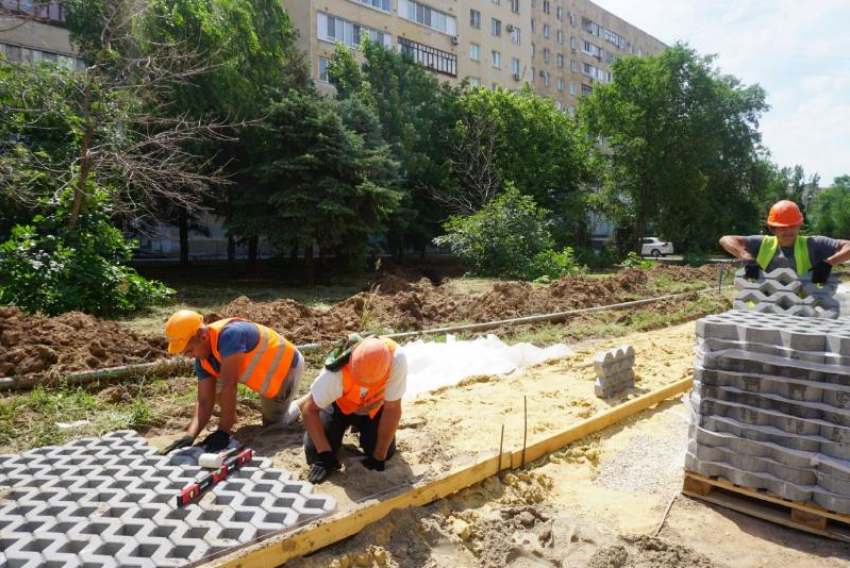 На улице Нариманова обустраивают комфортную зону отдыха