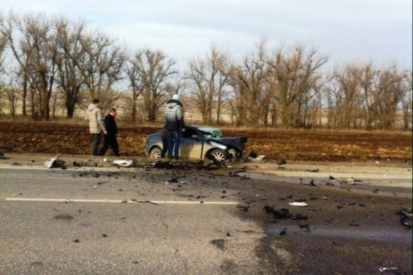 При лобовом столкновении под Волгоградом погибли двое жителей Ростовской области