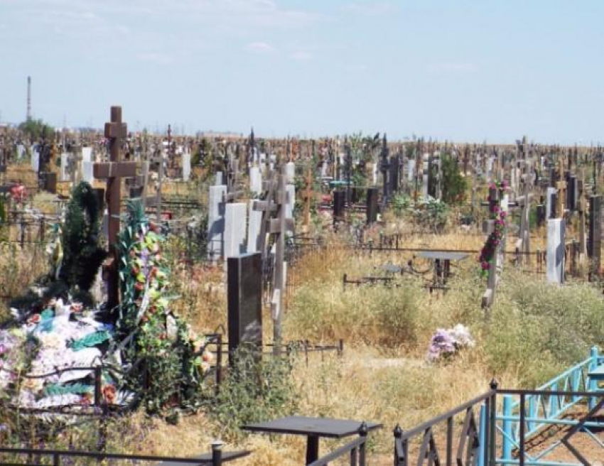 Беспредел на городском кладбище Волжского: захоронения «лепят» одно на другое
