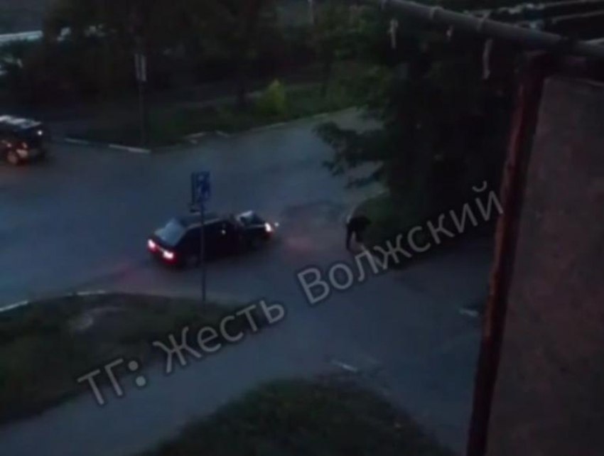 Изысканный перформанс: одного тошнит в кустах, другой спит на капоте, третий врубает музыку — концерт в 4 утра показали в Волжском