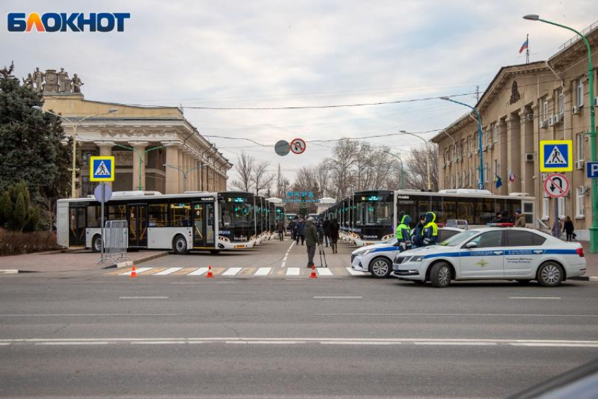 Губернатор Андрей Бочаров и глава города Игорь Воронин приняли участие в передаче нового транспорта в Волжском: видео