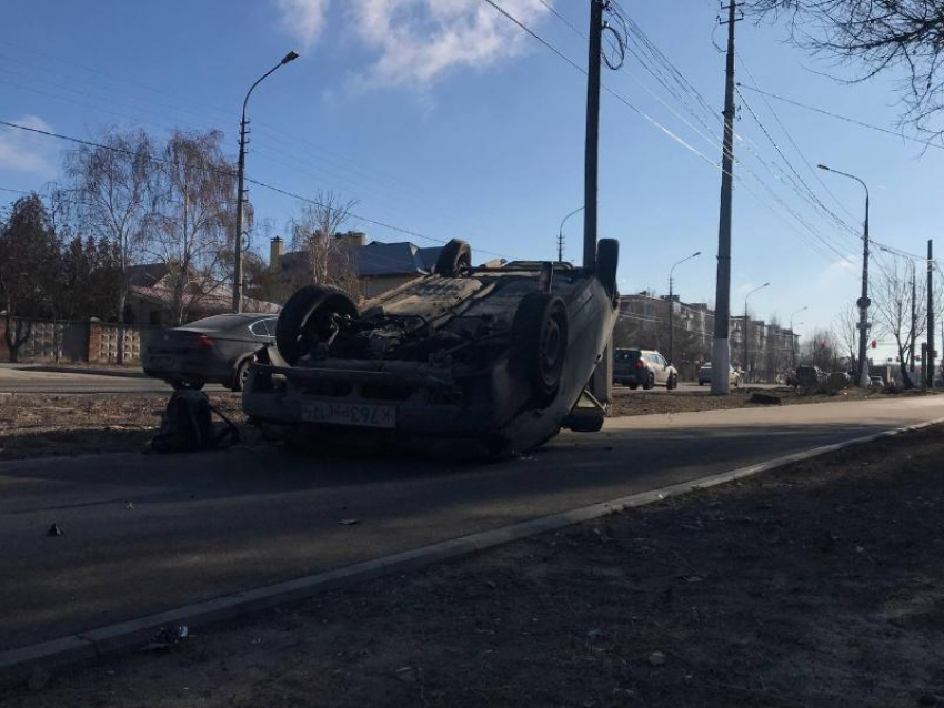 В Волжском автомобиль перевернулся на скользкой дороге