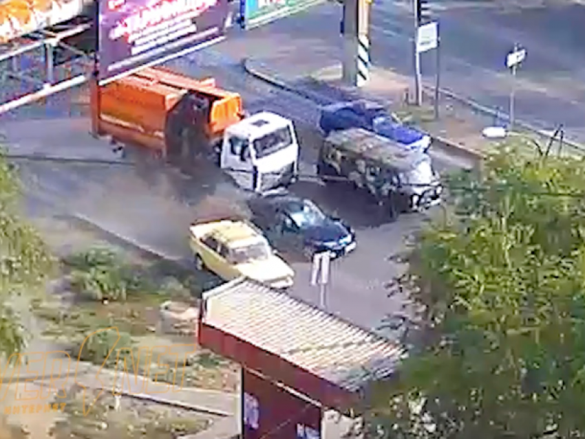 Волжанин въехал в ВАЗ после столкновения с КамАЗом в Волжском