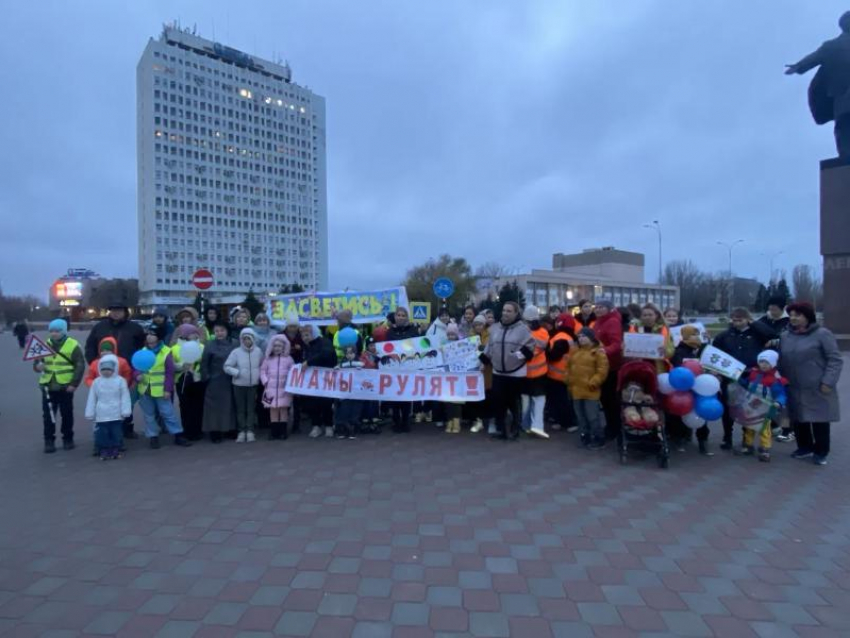 Волжские мамы вышли на митинг на площадь Ленина