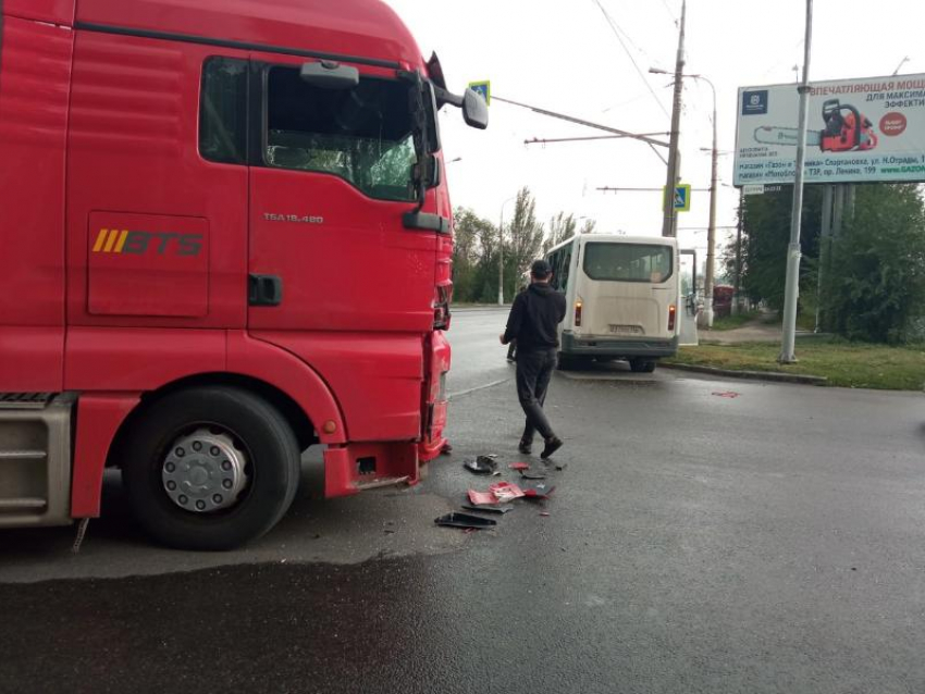Грузовик врезался в маршрутку с пассажирами в Волгограде: есть пострадавшие