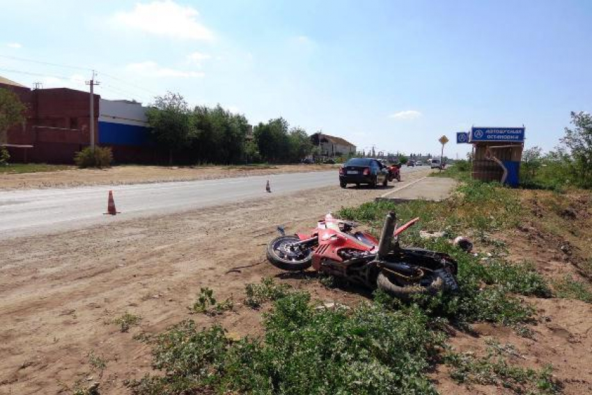 В больнице Волжского скончался мотоциклист после столкновения с остановкой