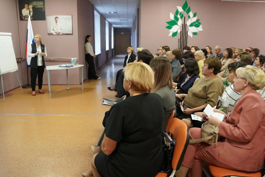 Школа № 14 Волжского стала центром обмена опытом педагогов региона