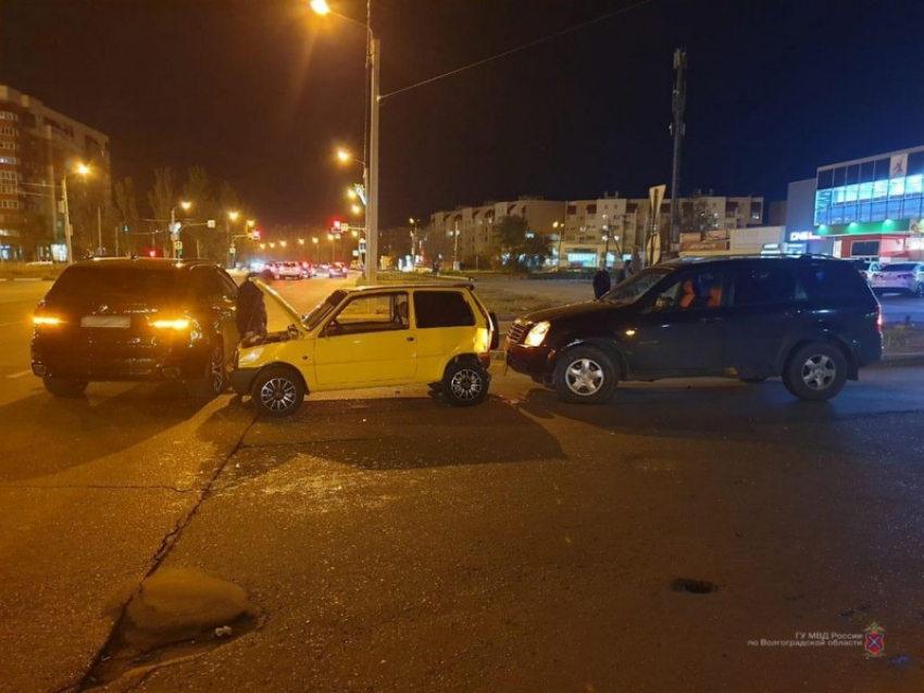 В массовом ДТП в Волжском пострадала пассажирка «Оки»