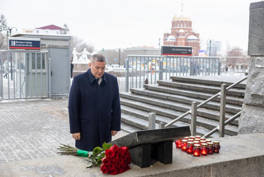 Губернатор Волгоградской области почтил память жертв теракта декабря 2013 года