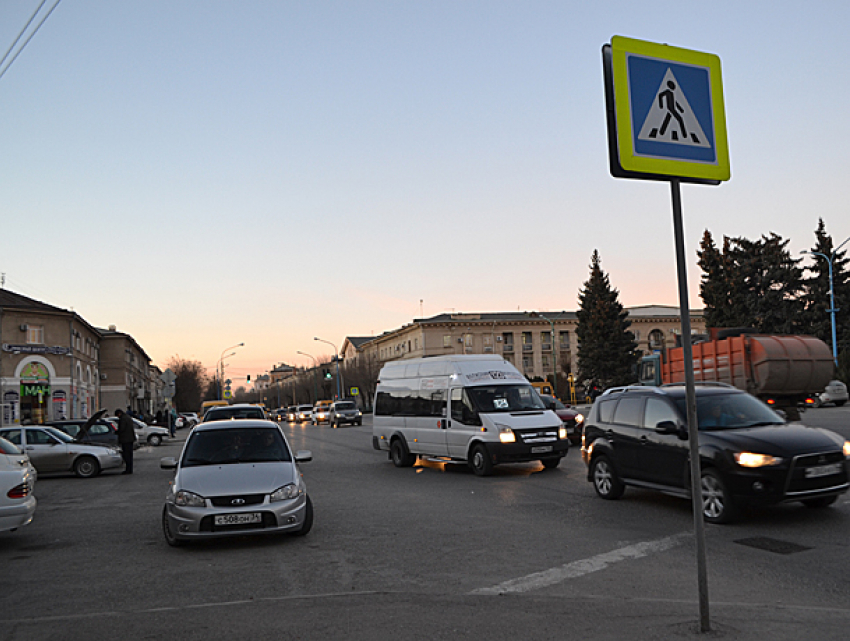 Городские власти продолжили попытку ремонта дорожного полотна в Волжском