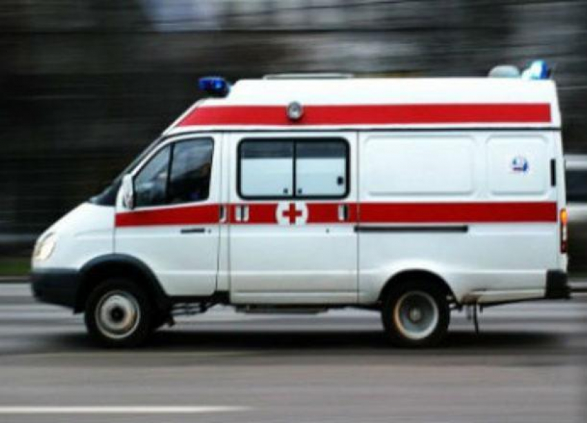 Молодая женщина пострадала под колесами машины в Волжском
