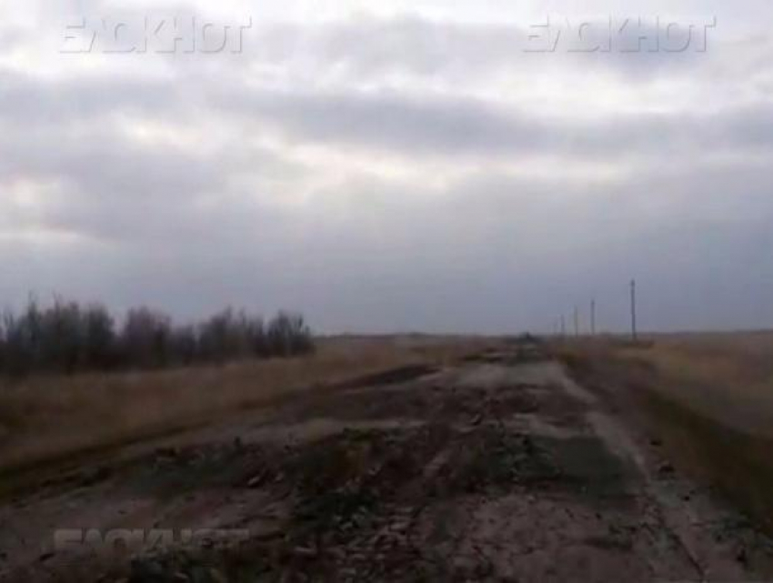 Газовики уничтожили дорогу в ста километрах от Волжского, отрезав от трассы жителей двух сел 