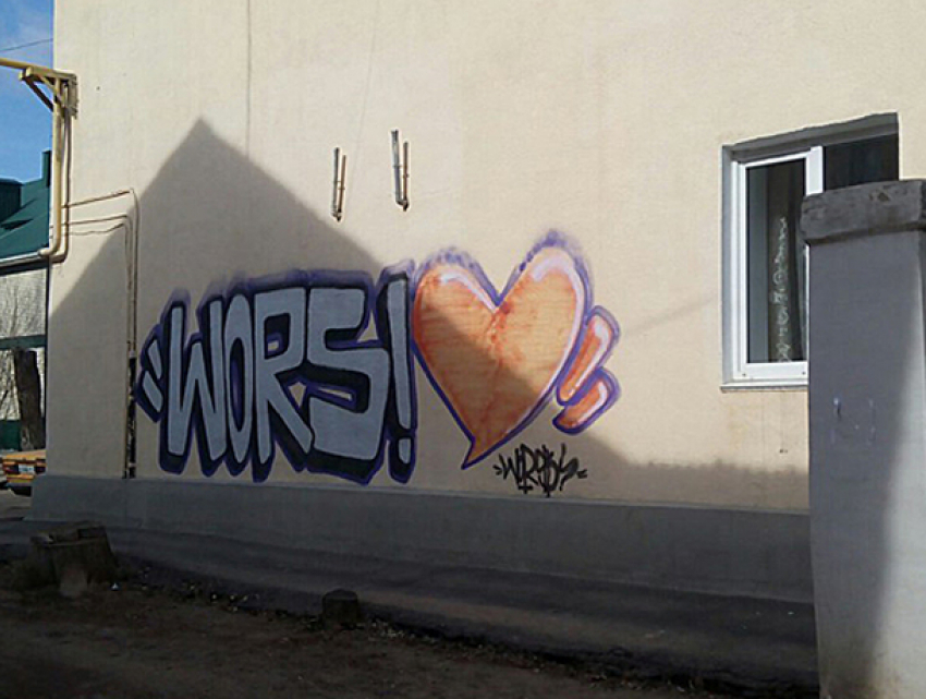 Безобразным граффити испортили дом в Волжском, в котором сделали капремонт