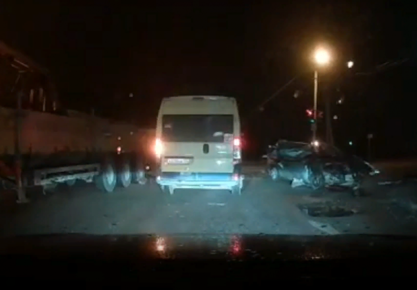 Последствия страшной аварии с водителем без прав и грузовиком попала в Волжском на видео