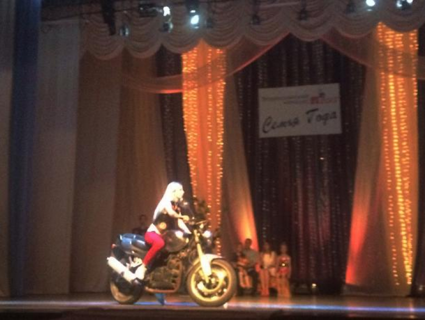 Трогательное признание в любви, мотоцикл на сцене и лазерное шоу: «Семья года» в Волжском