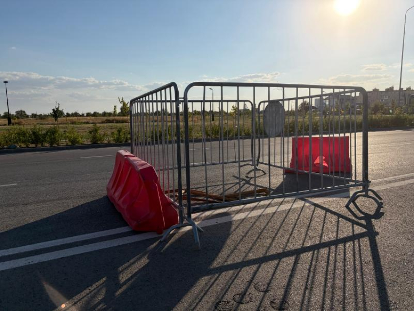 На улице Генерала Карбышева в Волжском снова огородили провал