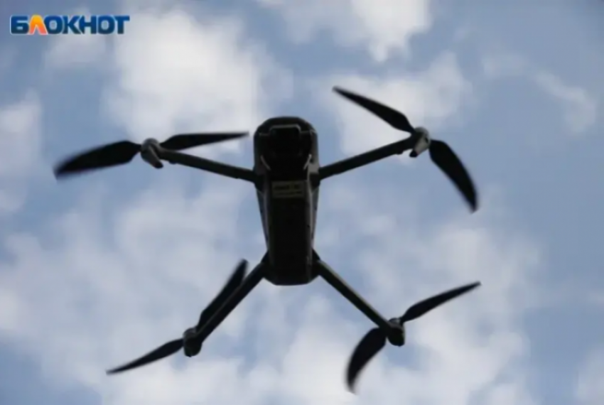 Саперы обследуют место падения БПЛА после ночной атаки в Волгоградской области