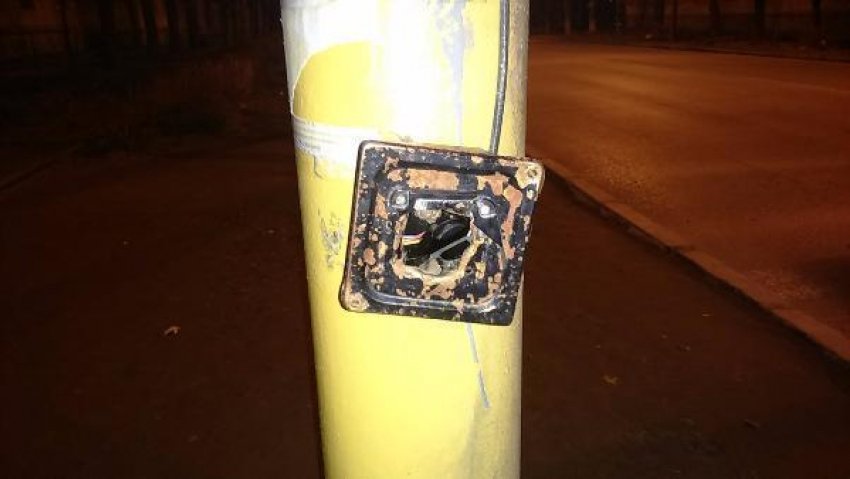 В Волжском вандалы сломали кнопку светофора на «перекрестке смерти"