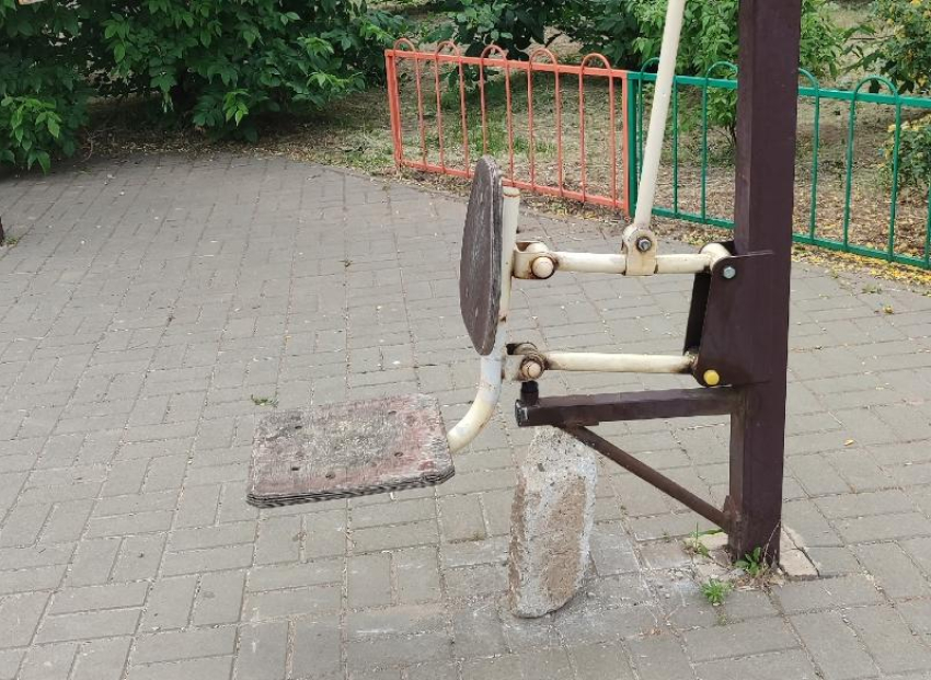 «Качели-убийцы и тренажеры на камнях»: волжанка просит срочно обезопасить детскую площадку в 31 микрорайоне