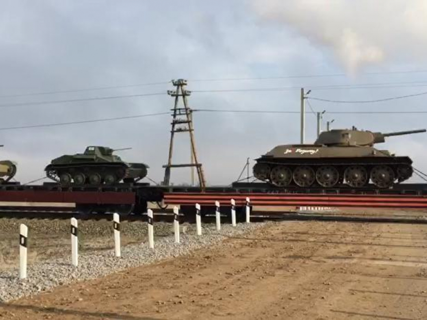 Проезжающий под Волжским эшелон с военной техникой сняли на видео