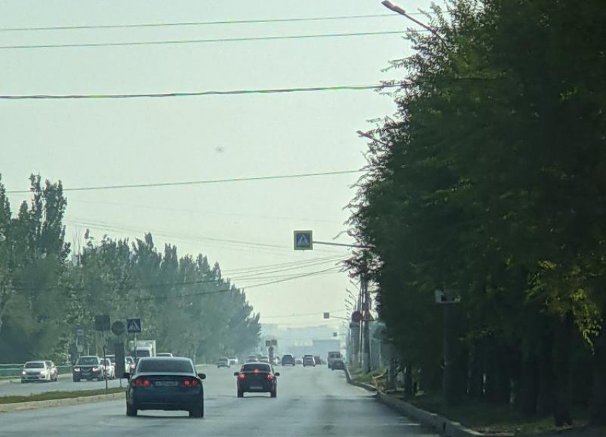 Стала известна причина смога и запаха горения в Волжском: видео