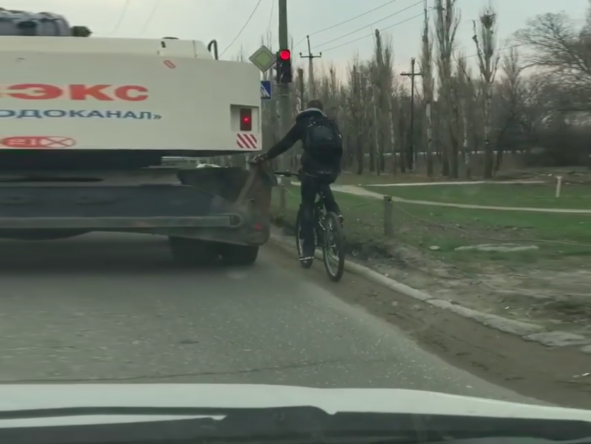 Курьезный случай с велозацепером на дороге попал на видео в Волжском