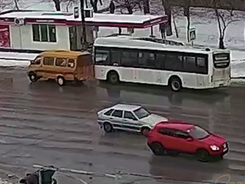 Автобус и маршрутка столкнулись в Волжском