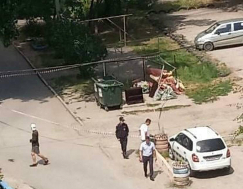 Боевой снаряд найден в дворе жилого дома в Волжском: 3 день не разминируют