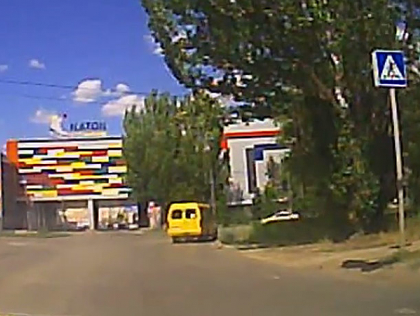   Лихой маршрутчик, проскочивший на красный свет, попал на видео в Волжском