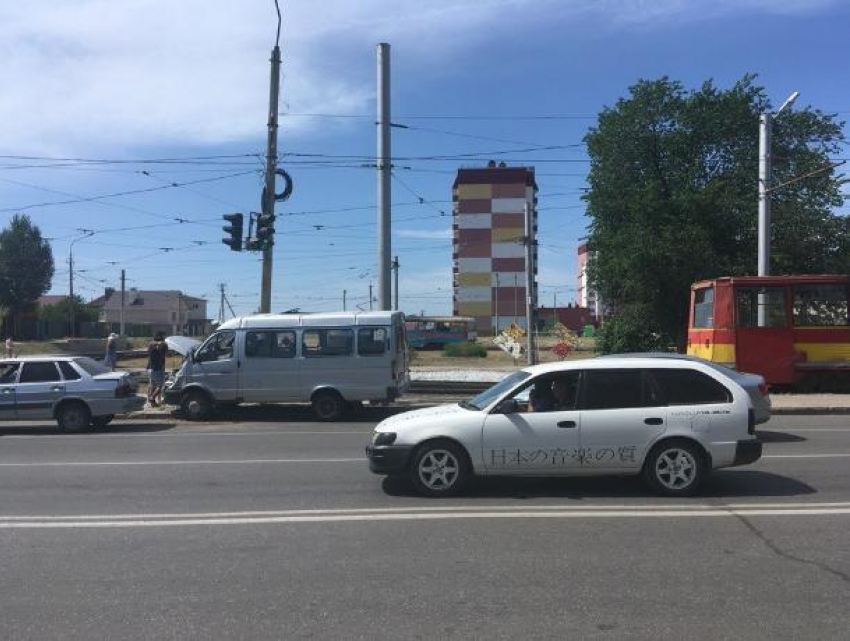 Маршрутка №16 разбилась вдребезги на проспекте Ленина в Волжском